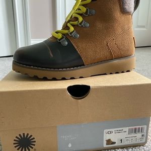Ugg Hilmar size 1 little kids like new